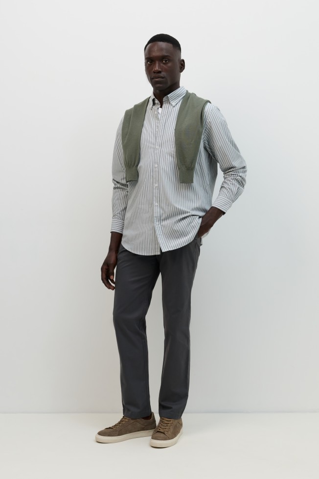 Cal�as chino regular fit cinzentas