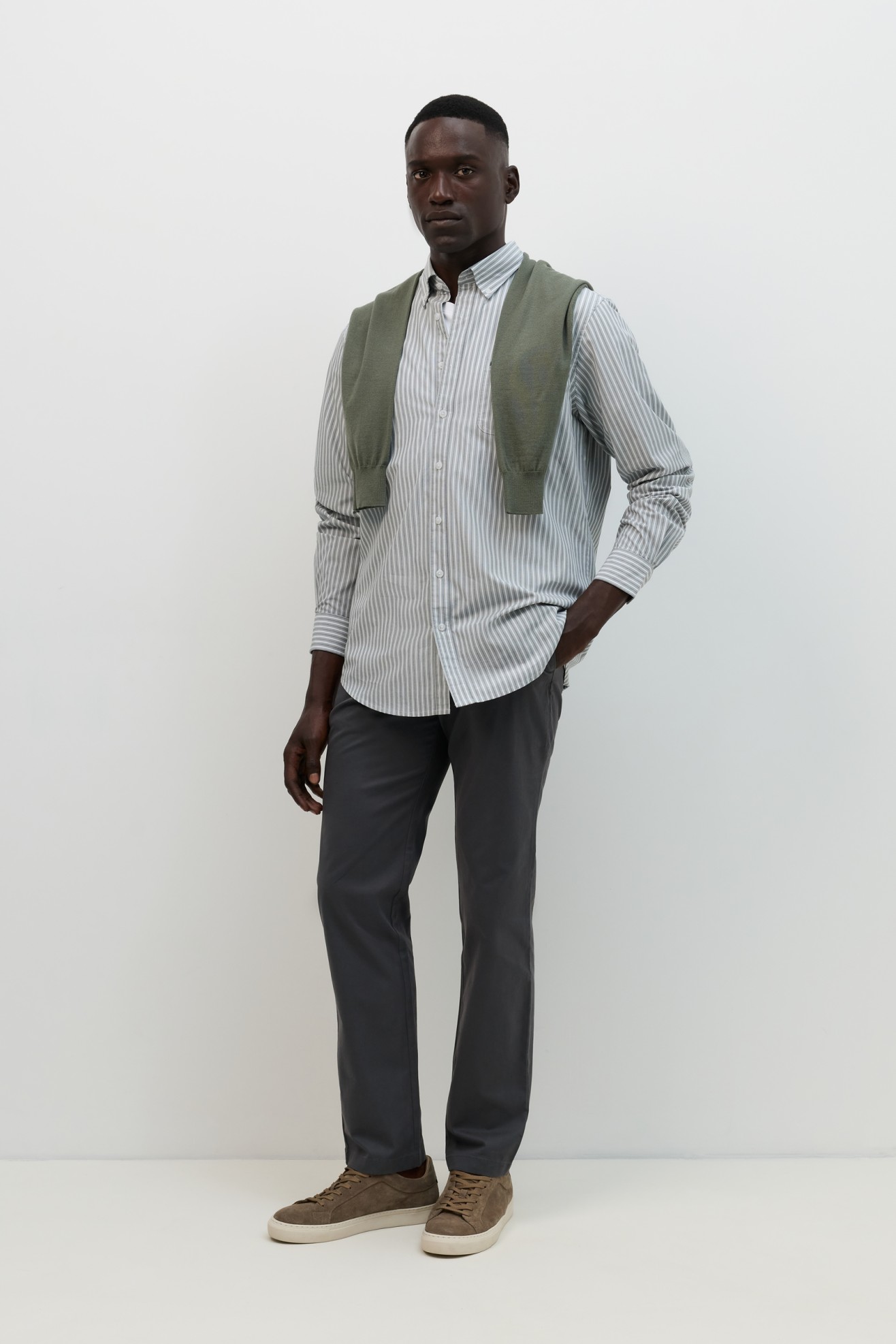 Cal�as chino regular fit cinzentas