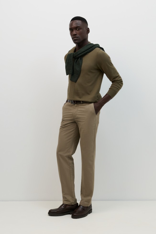 Pantalones chinos de color marr�n claro corte regular