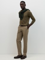 Pantalones chinos de color marr�n claro corte regular