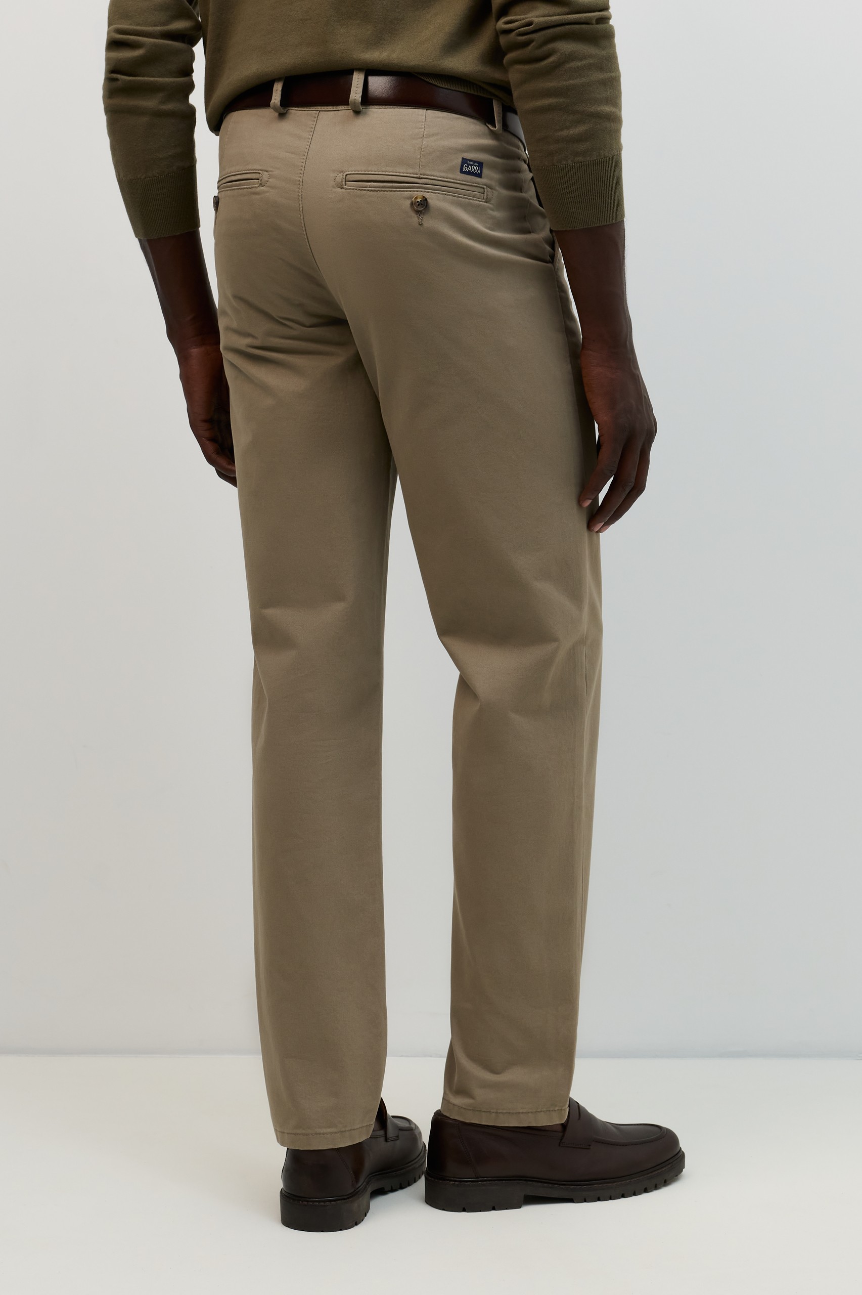 Pantalones chinos de color marrón claro corte regular