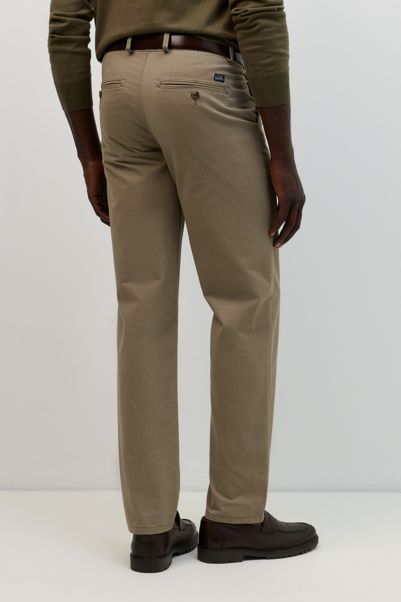 Cal�as chino em castanho-claro regular fit