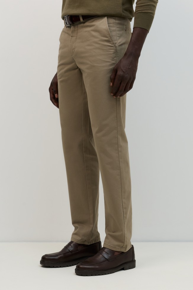 Pantalones chinos de color marr�n claro corte regular