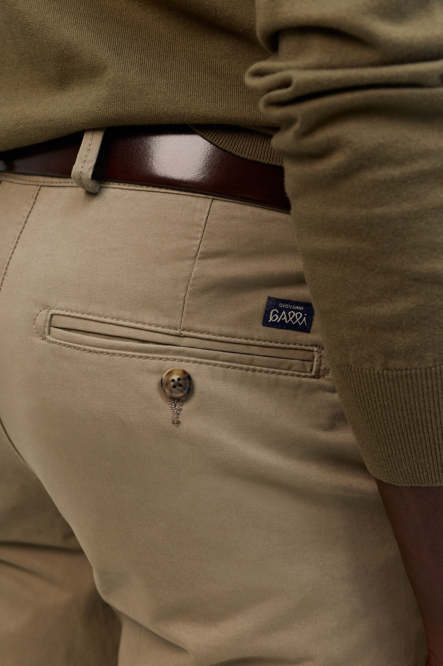 Pantalones chinos de color marrón claro corte regular