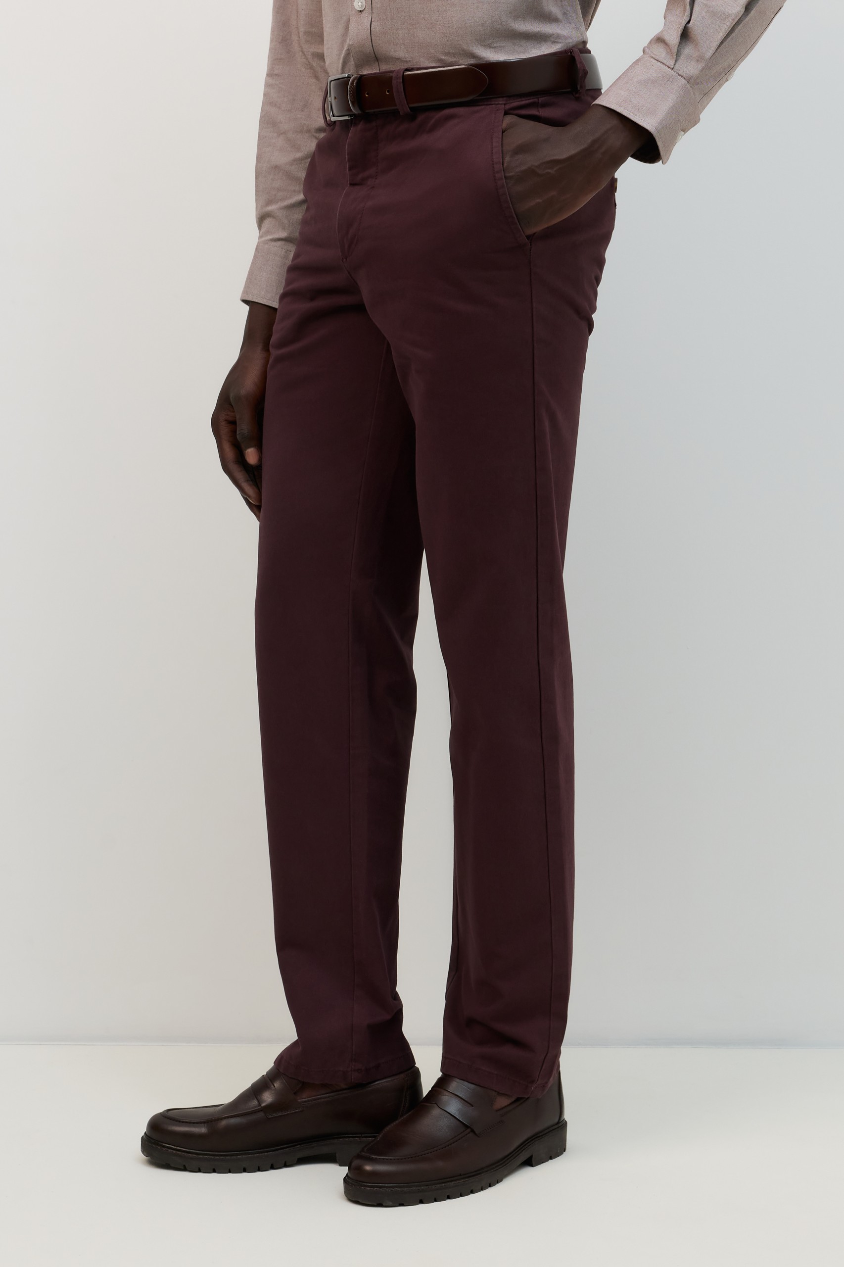Pantalones chinos de corte regular en color burdeos