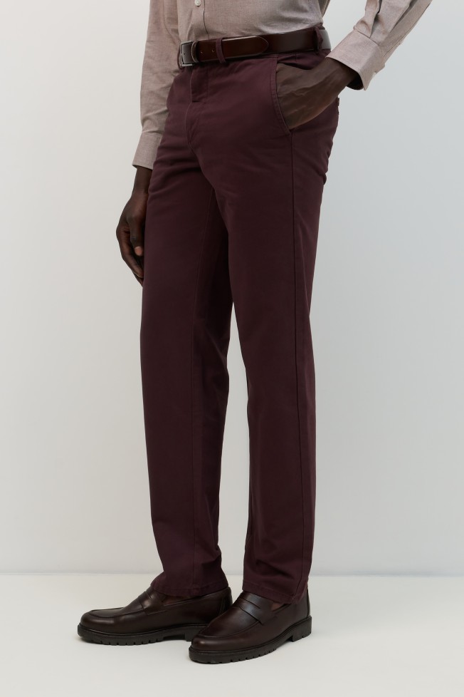 Pantalones chinos de corte regular en color burdeos Pantalones chinos de corte regular en color burdeos