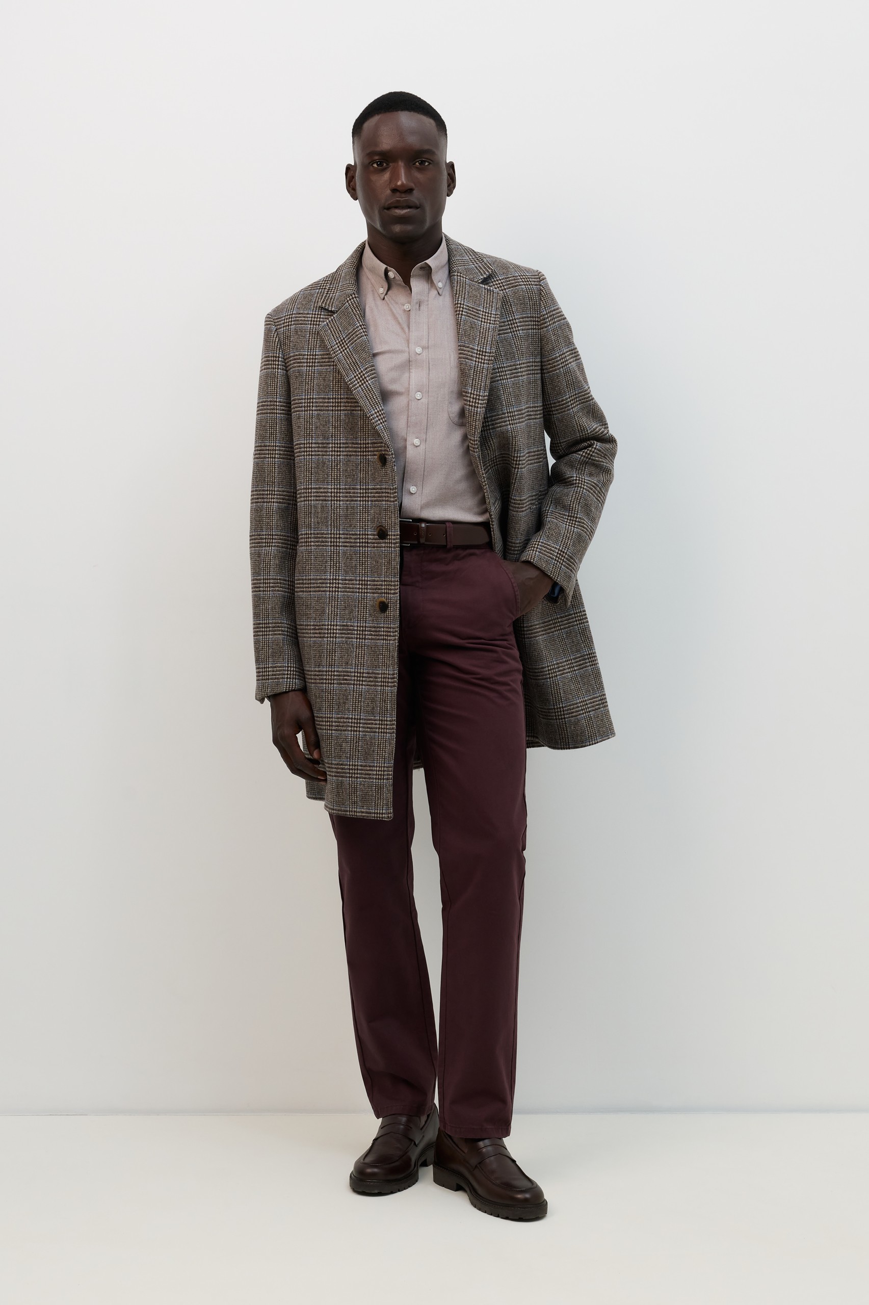 Pantalones chinos de corte regular en color burdeos
