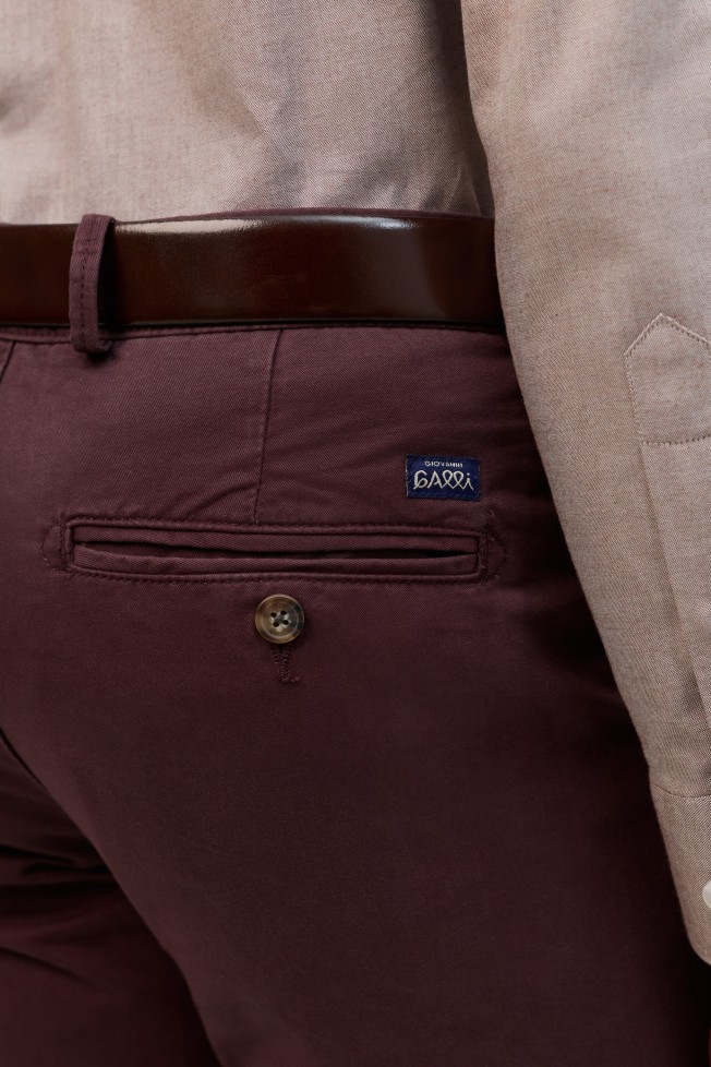 Pantalones chinos de corte regular en color burdeos Pantalones chinos de corte regular en color burdeos