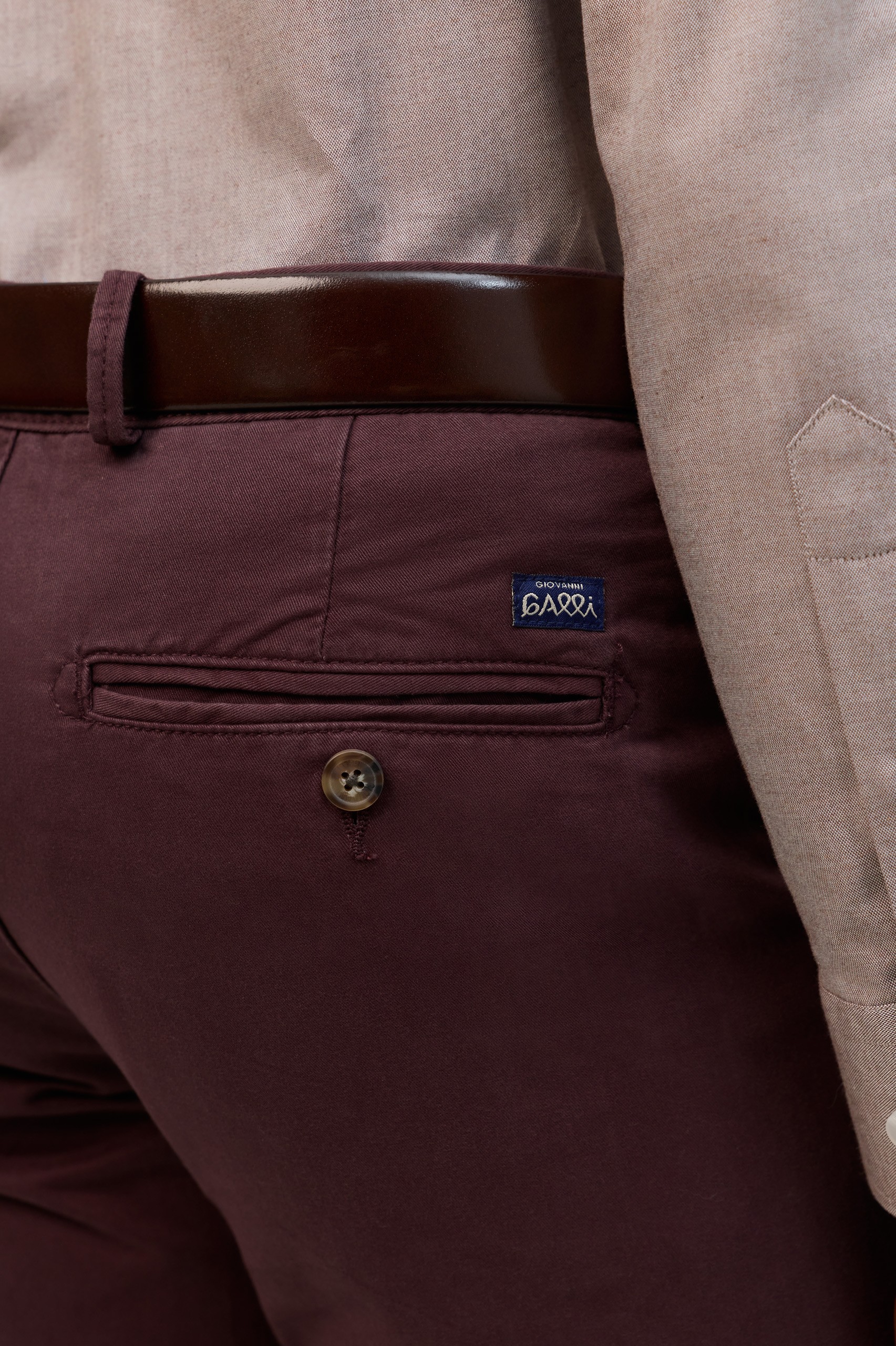 Pantalones chinos de corte regular en color burdeos