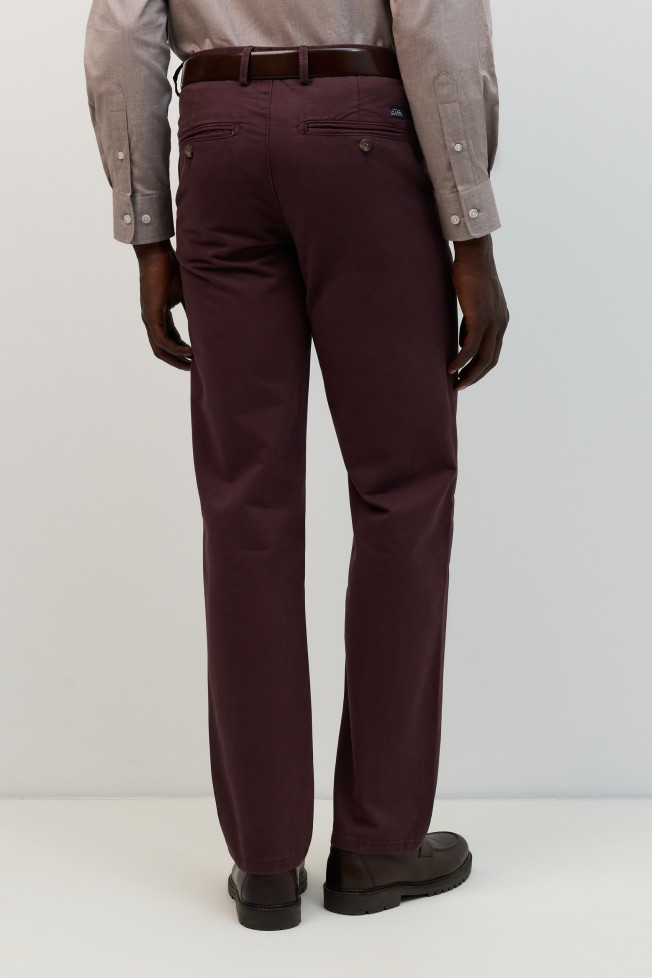 Pantalones chinos de corte regular en color burdeos Pantalones chinos de corte regular en color burdeos