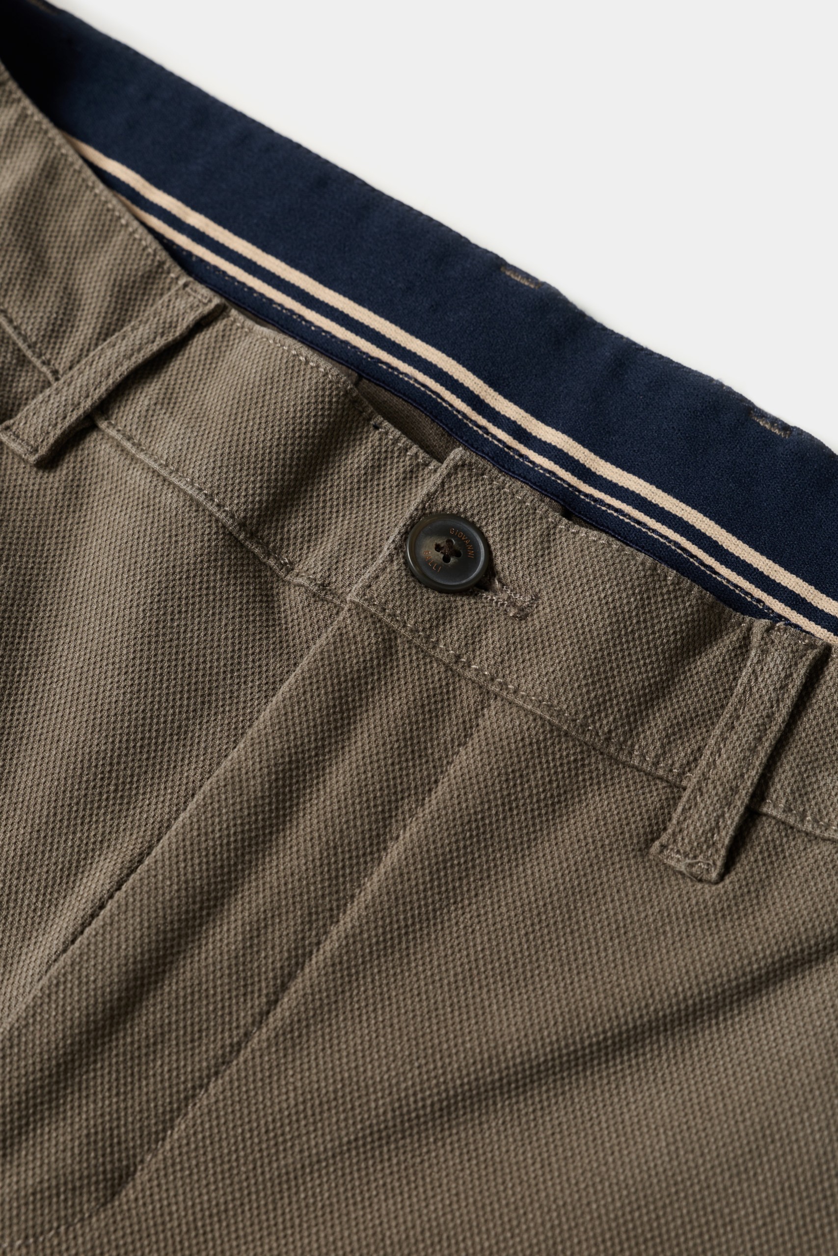Pantalones chinos comfort de corte regular color caqui