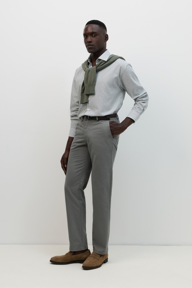 Pantalones chinos grises corte regular Pantalones chinos grises corte regular
