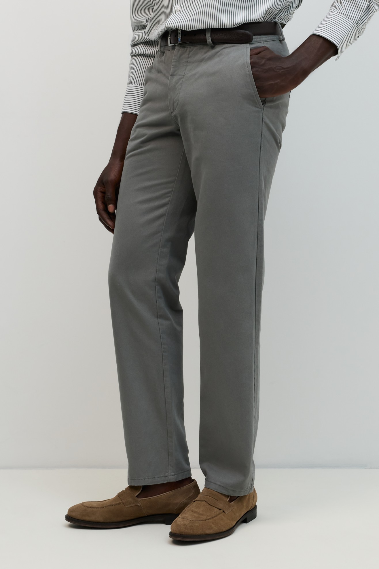 Cal�as cinzentas chino regular fit