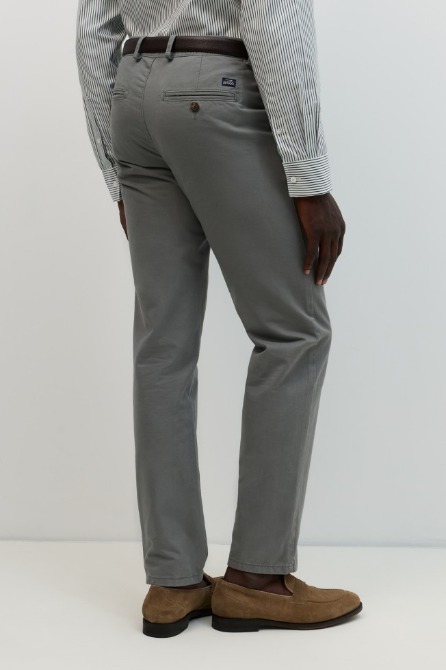 Pantalones chinos grises corte regular Pantalones chinos grises corte regular