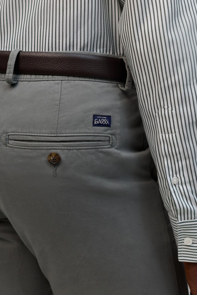 Pantalones chinos grises corte regular Pantalones chinos grises corte regular