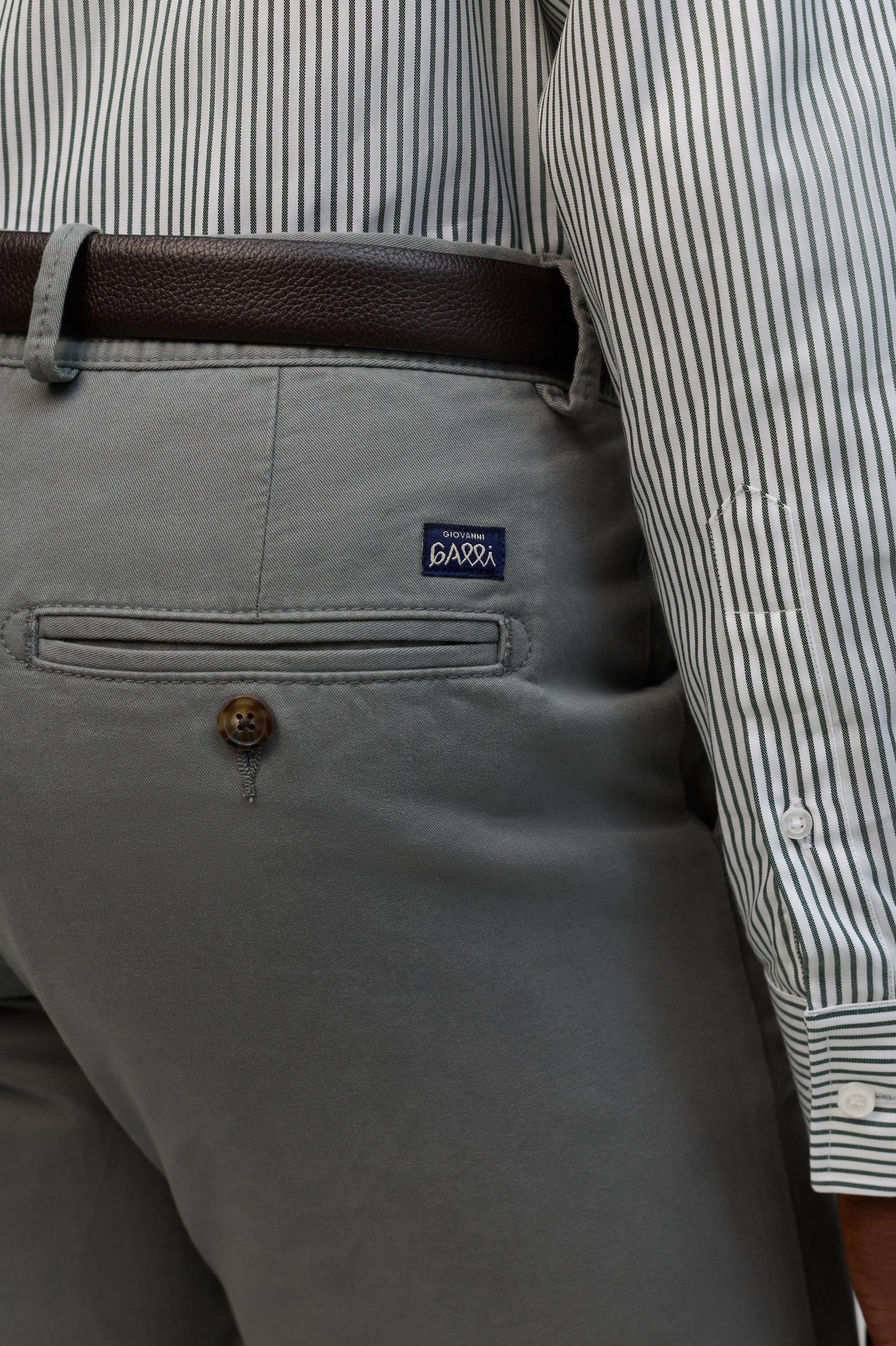 Pantalones chinos grises corte regular