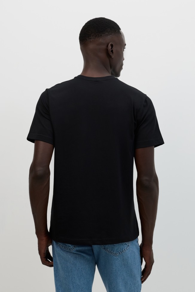 T-shirt preta com algodão premium T-shirt preta com algodão premium