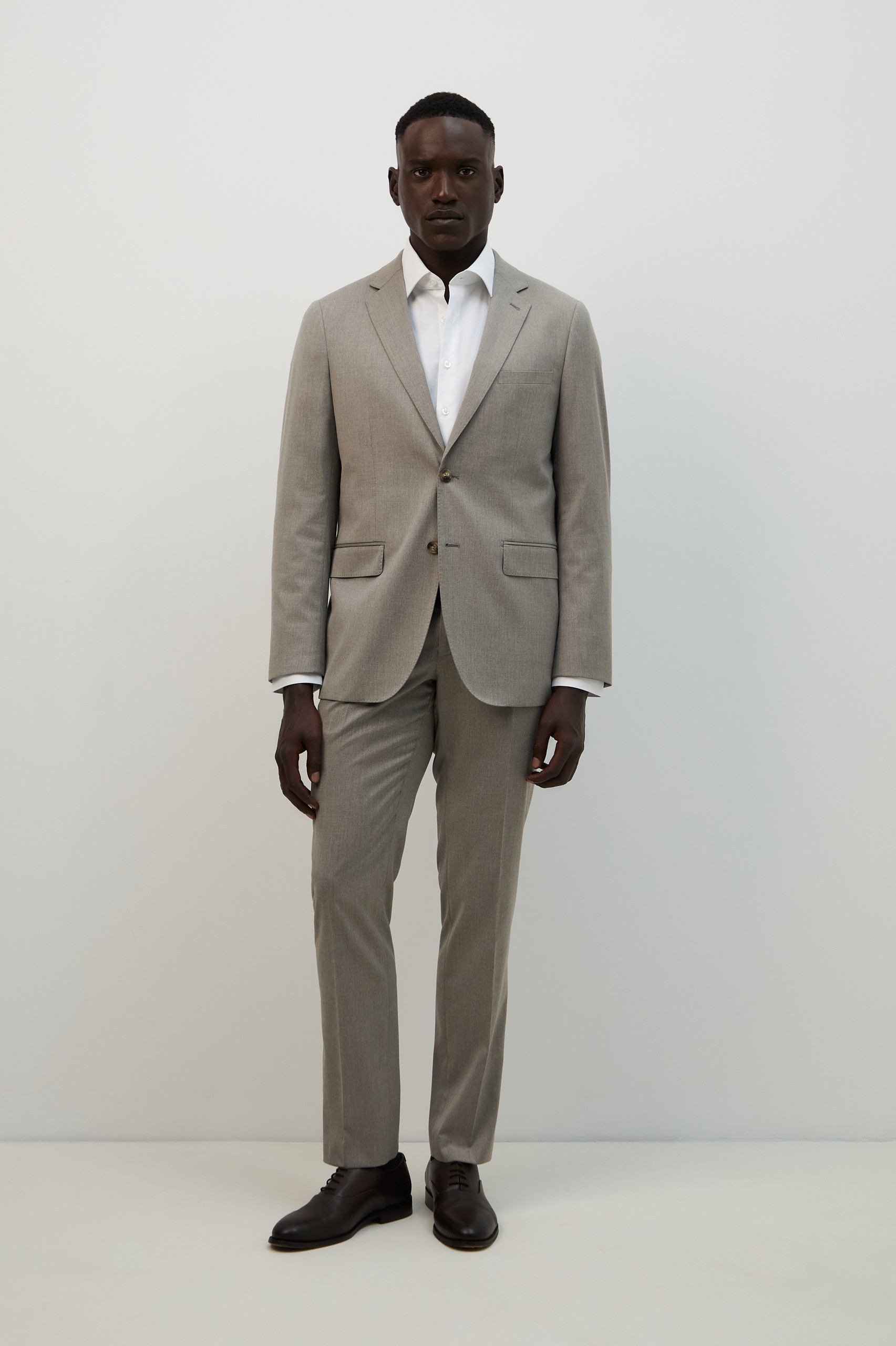 Traje beige de corte ajustado