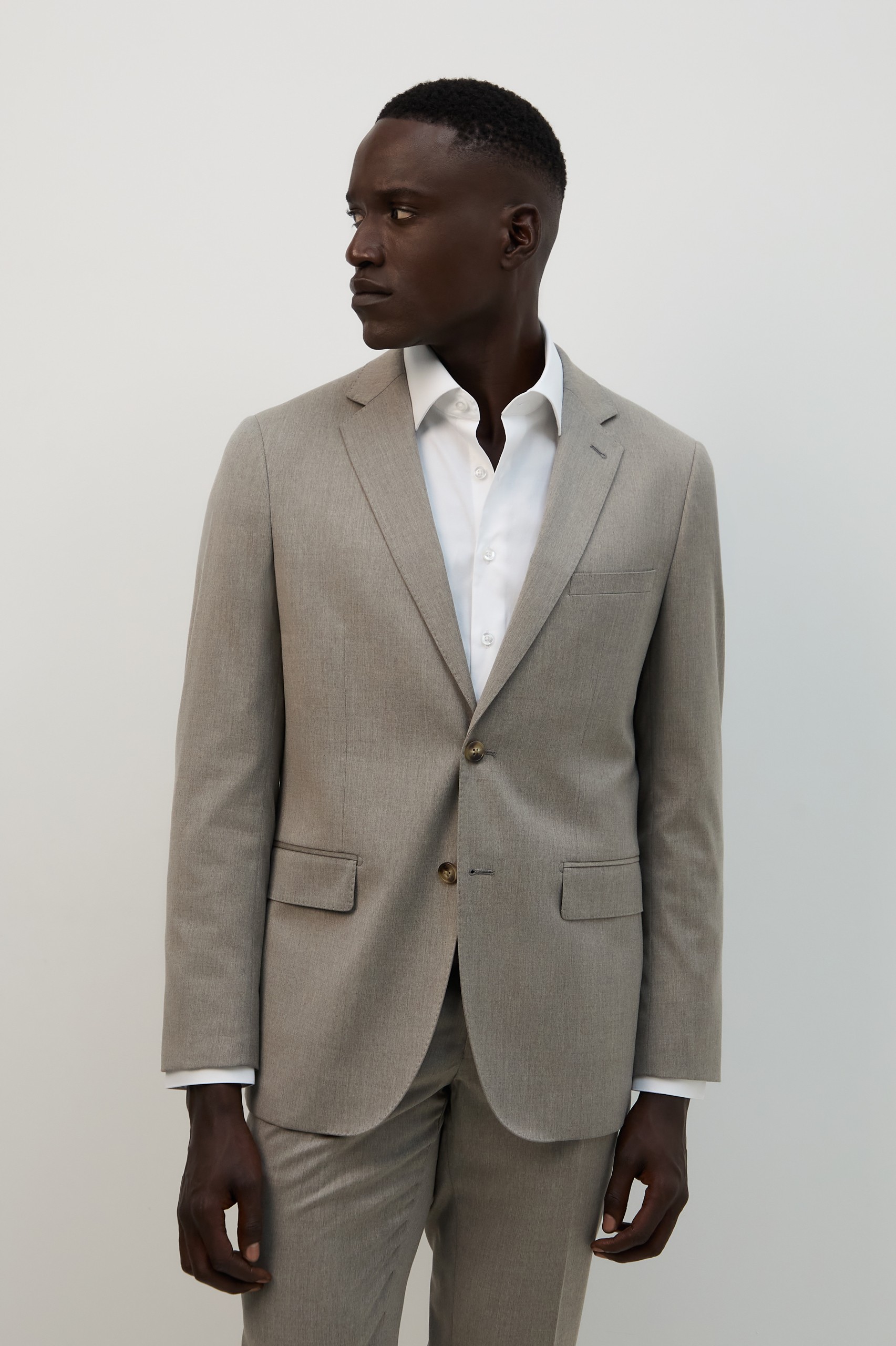 Traje beige de corte ajustado