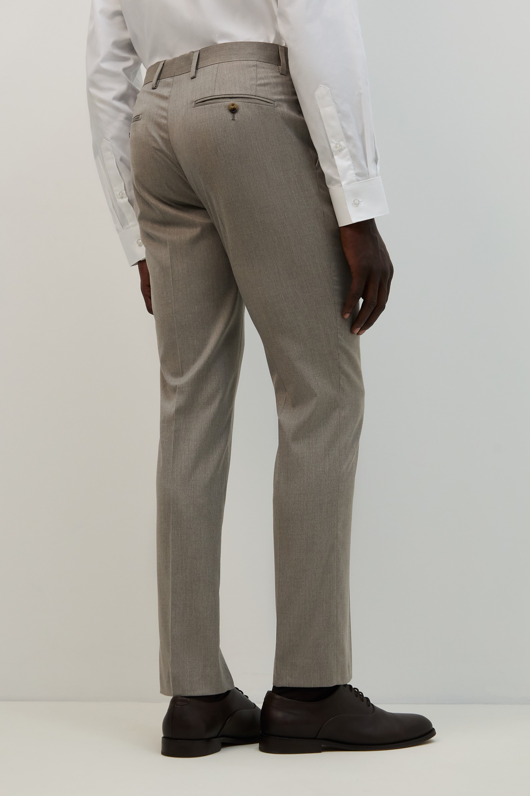Traje beige de corte ajustado