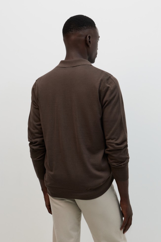 Polo de malha com lã merino em castanho Polo de malha com lã merino em castanho