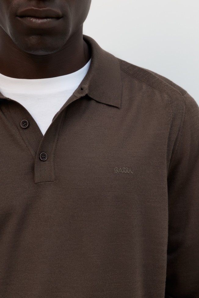 Polo de malha com lã merino em castanho Polo de malha com lã merino em castanho
