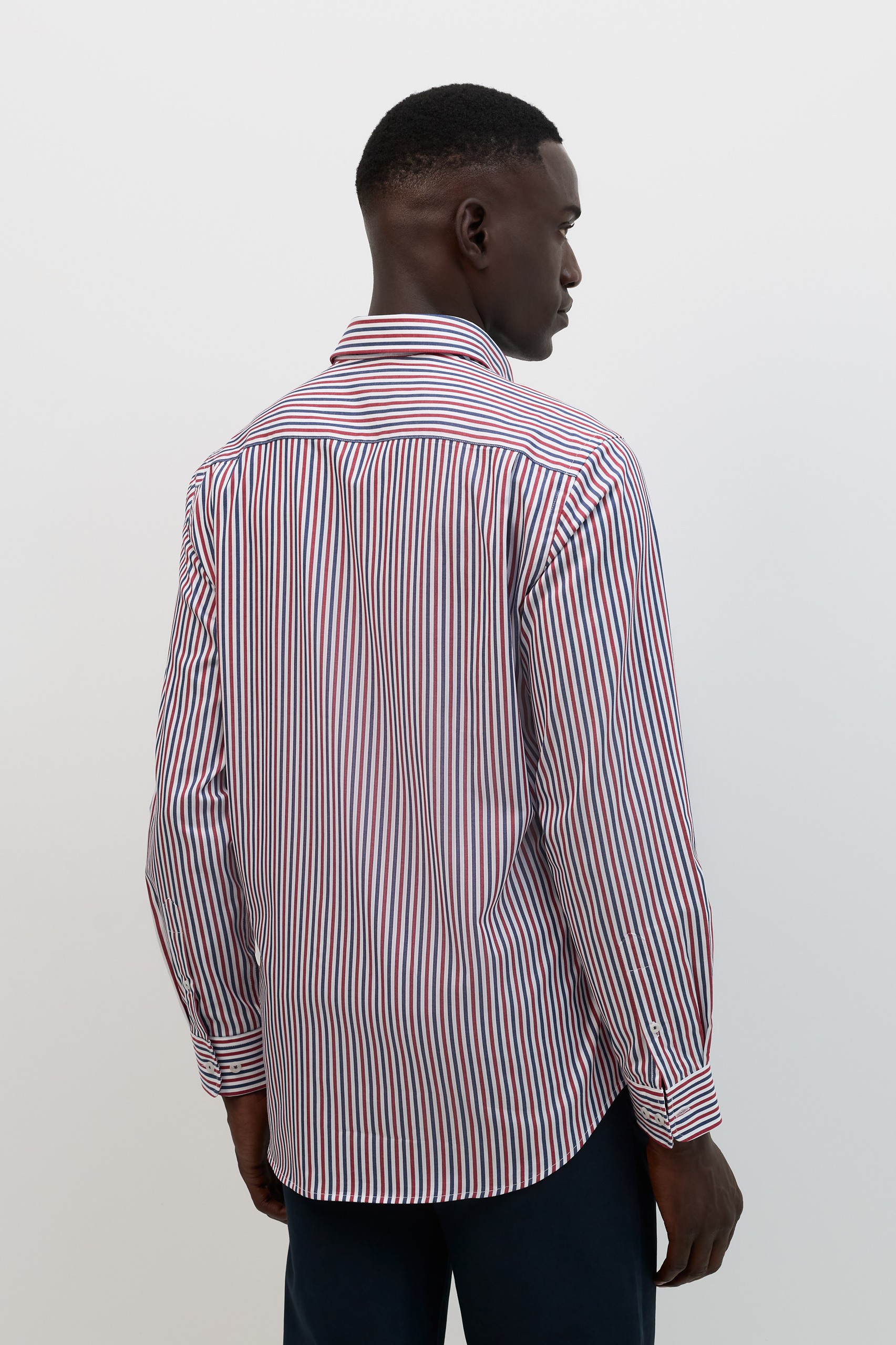 Camisa de rayas de corte regular en rojo