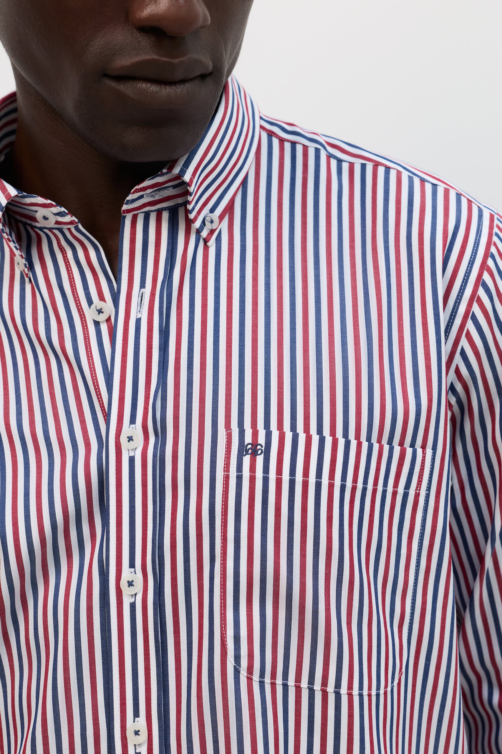 Camisa de rayas de corte regular en rojo