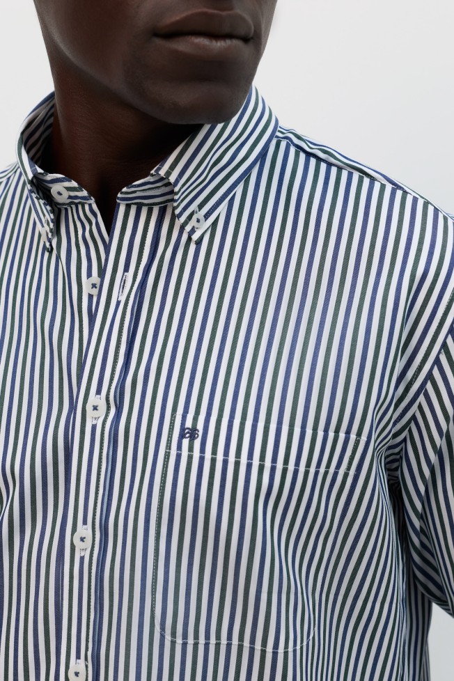 Camisa às riscas regular fit em verde Camisa às riscas regular fit em verde
