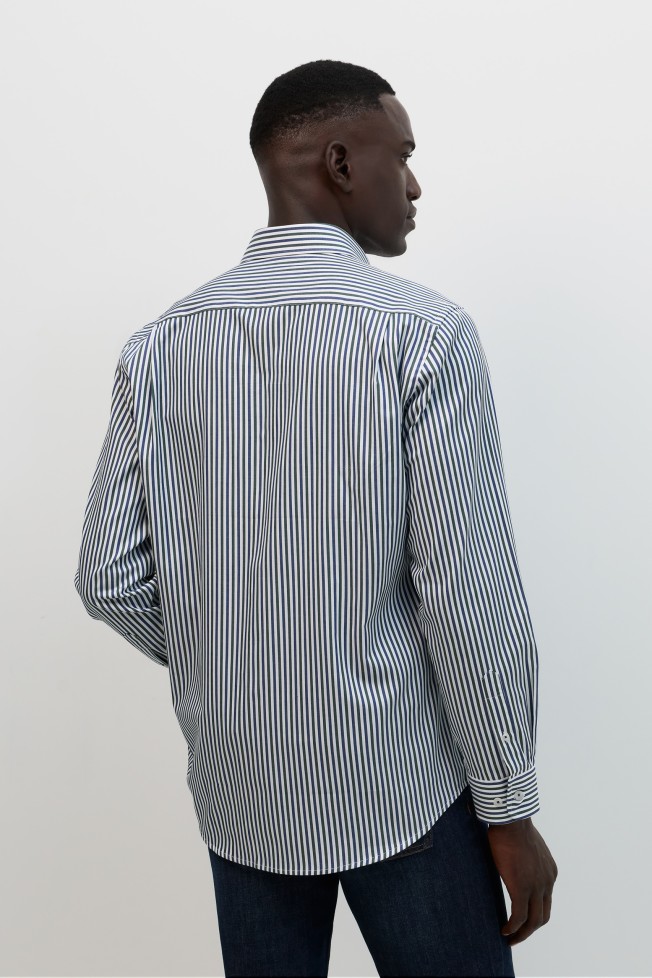 Camisa às riscas regular fit em verde Camisa às riscas regular fit em verde