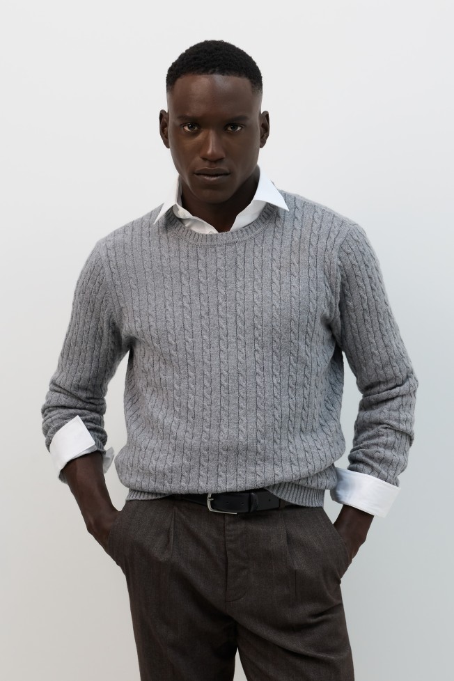 Camisola de malha entrançada cinzenta Camisola de malha entrançada cinzenta