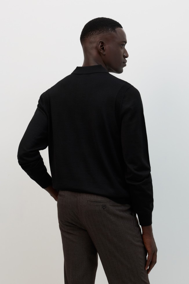 Polo preto de malha com lã merino Polo preto de malha com lã merino