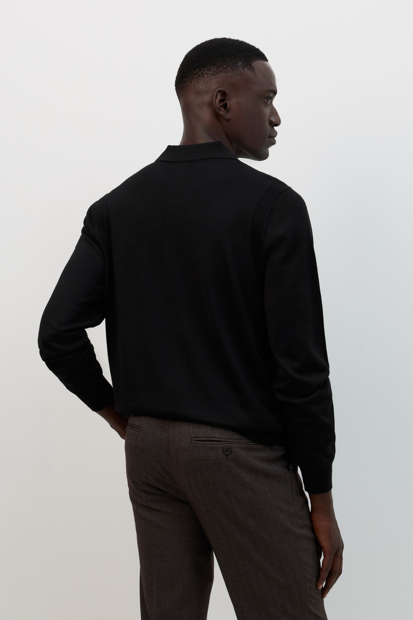 Polo preto de malha com l� merino