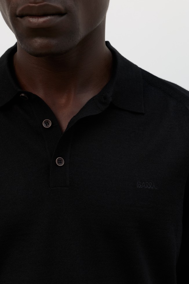 Polo preto de malha com lã merino Polo preto de malha com lã merino