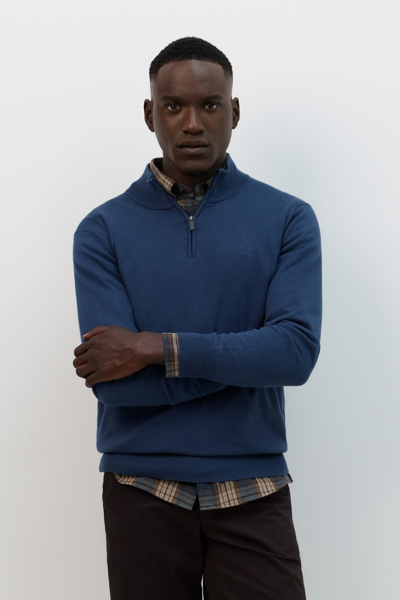 Camisola gola alta azul-marinho com fecho