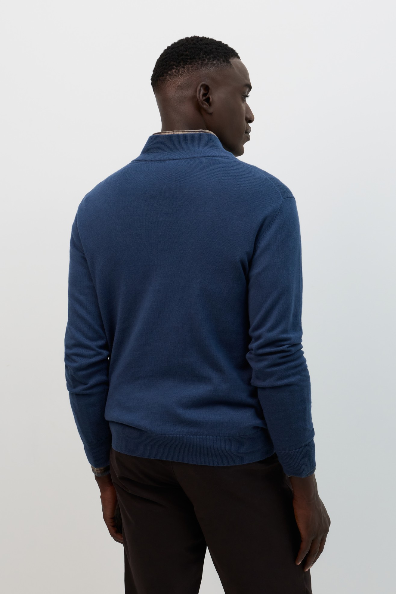 Camisola gola alta azul-marinho com fecho