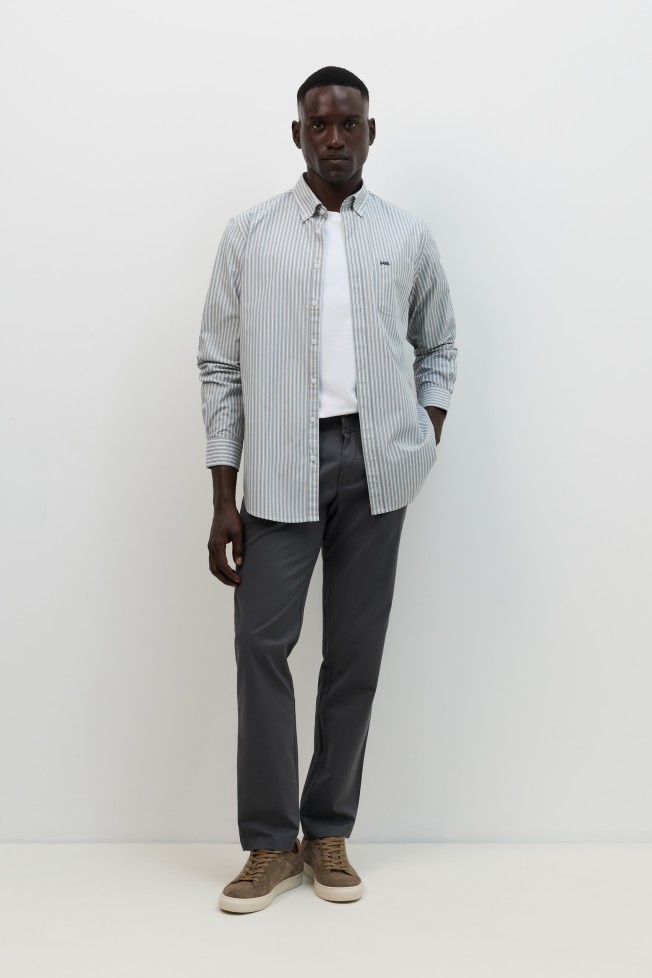 Camisa regular fit às riscas Camisa regular fit às riscas