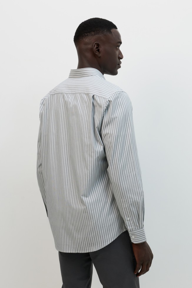 Camisa regular fit às riscas Camisa regular fit às riscas