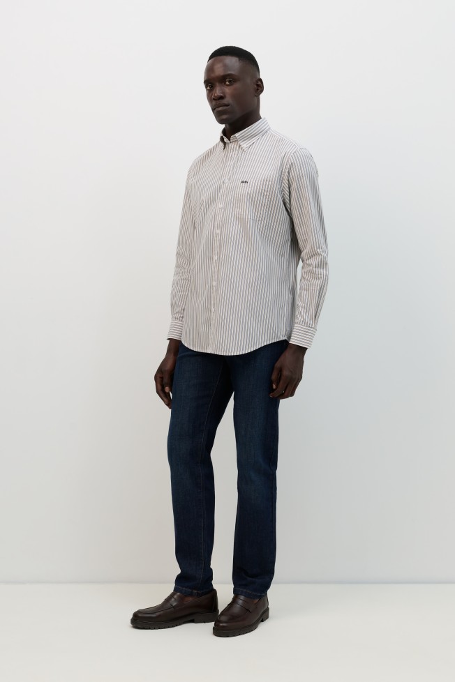 Camisa regular fit às riscas Camisa regular fit às riscas