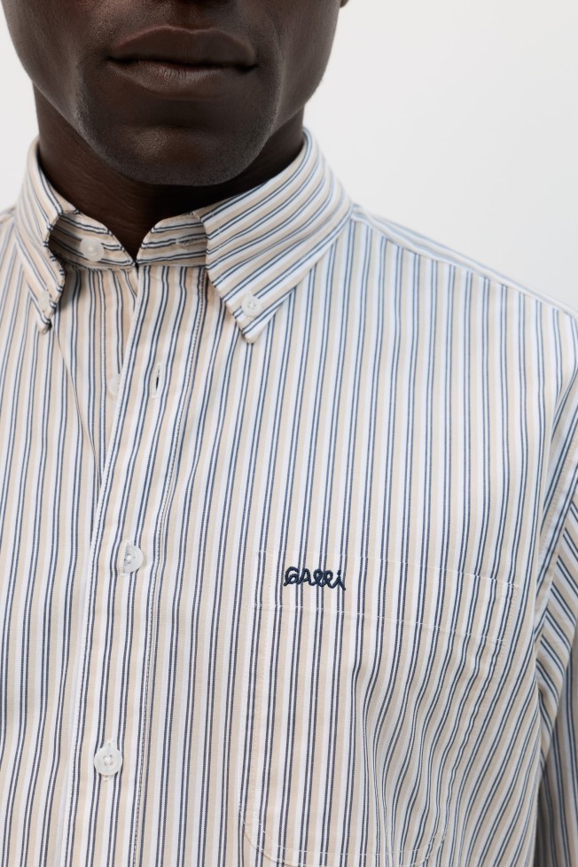 Camisa regular fit às riscas Camisa regular fit às riscas