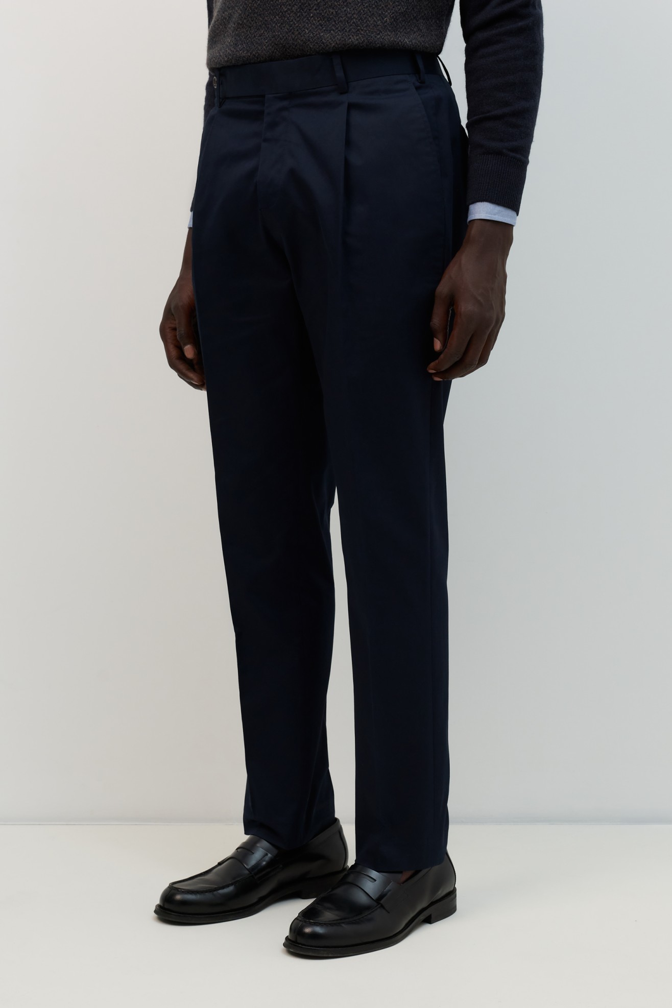 Cal�as chino regular fit em azul-marinho