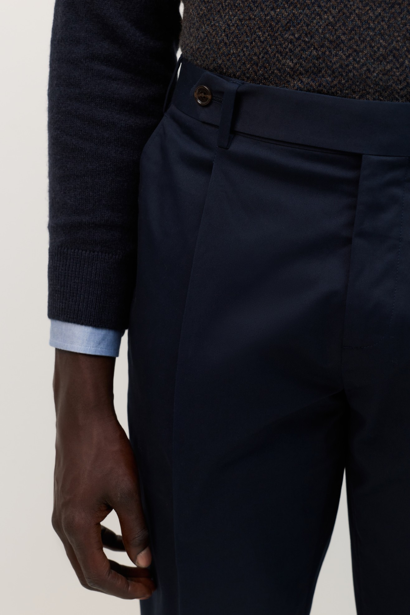 Cal�as chino regular fit em azul-marinho