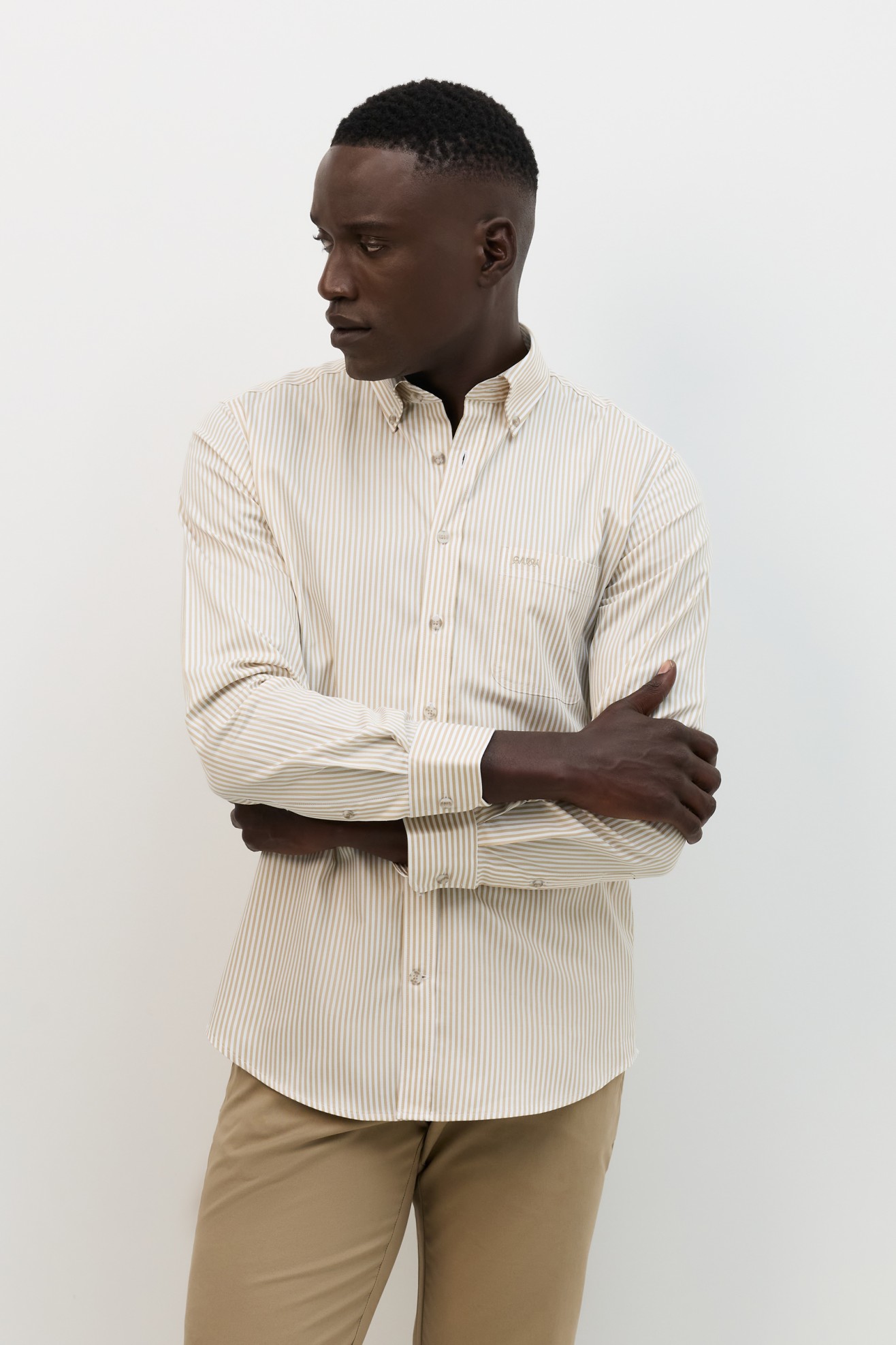 Camisa �s riscas regular fit algod�o em bege