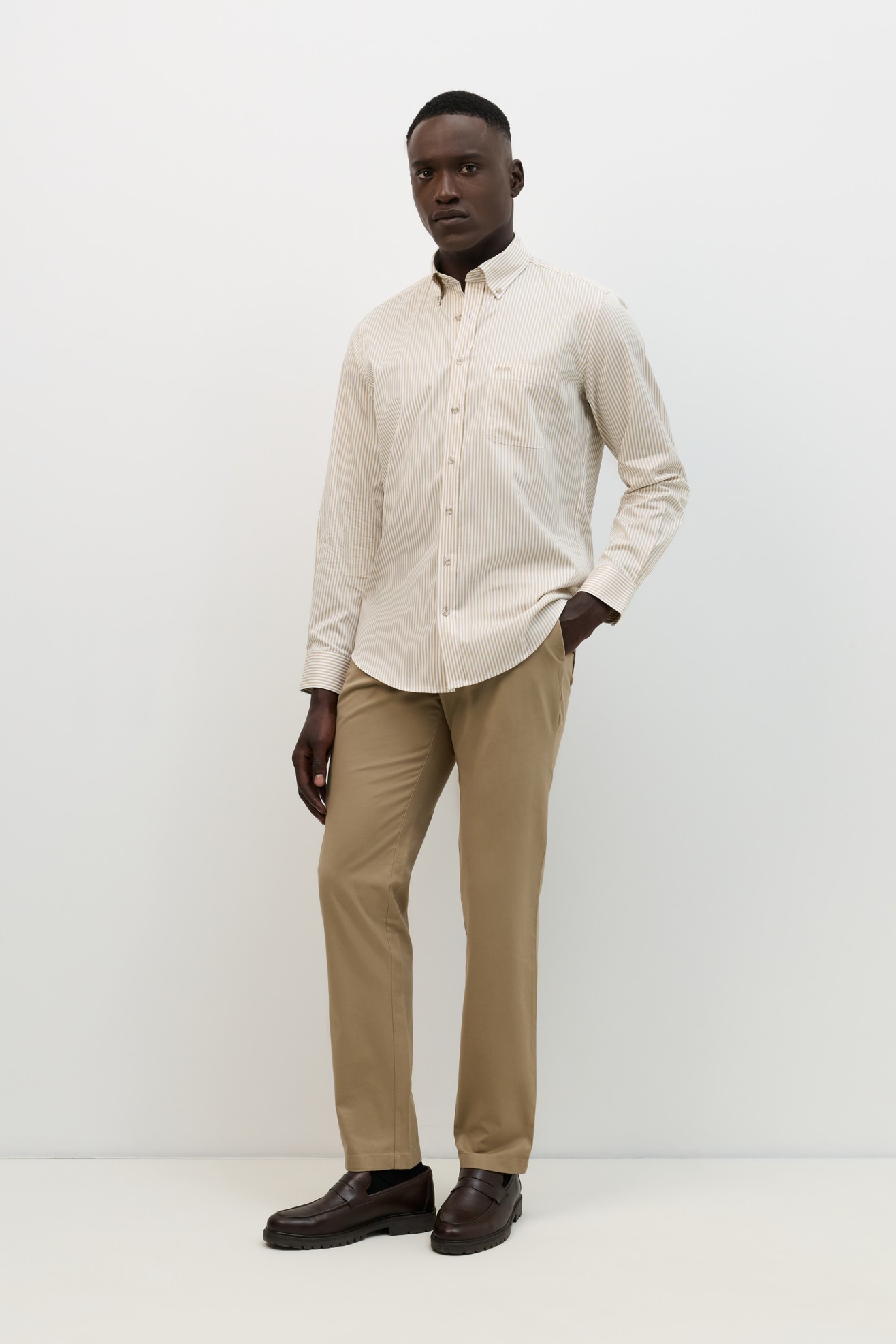 Camisa �s riscas regular fit algod�o em bege