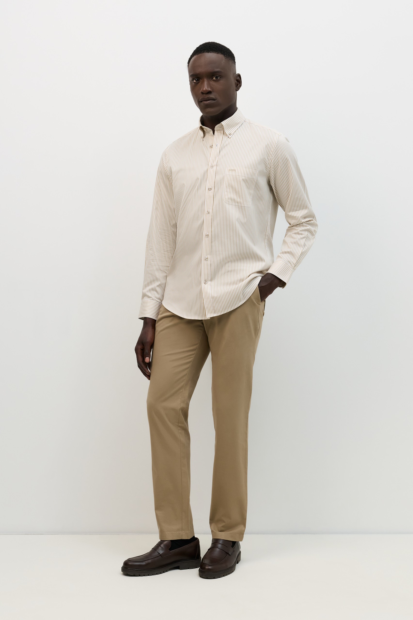 Camisa de algodón a rayas de corte regular en color beige