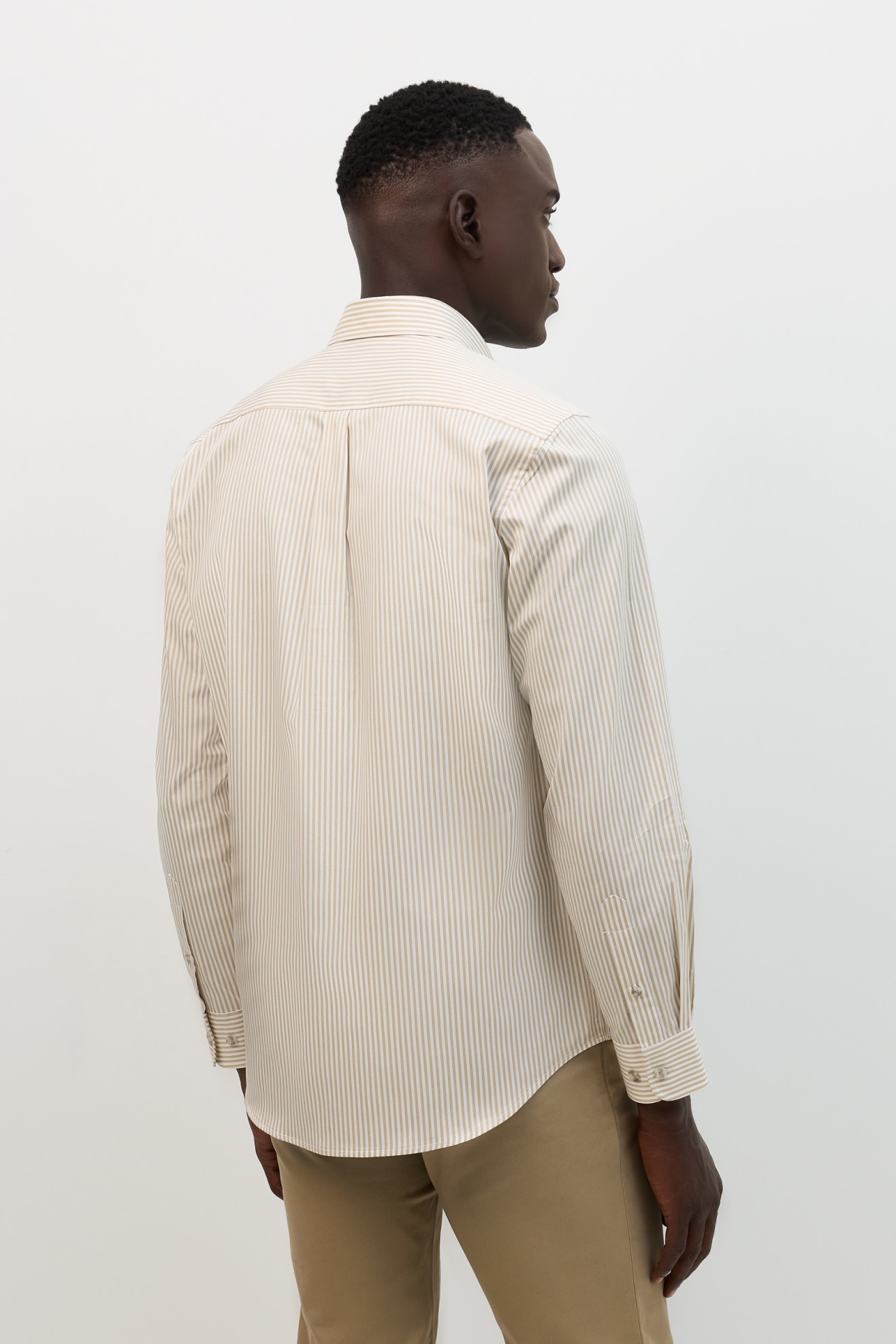 Camisa �s riscas regular fit algod�o em bege