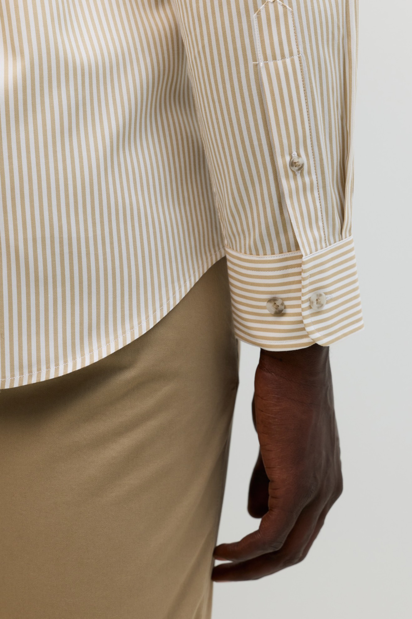 Camisa �s riscas regular fit algod�o em bege
