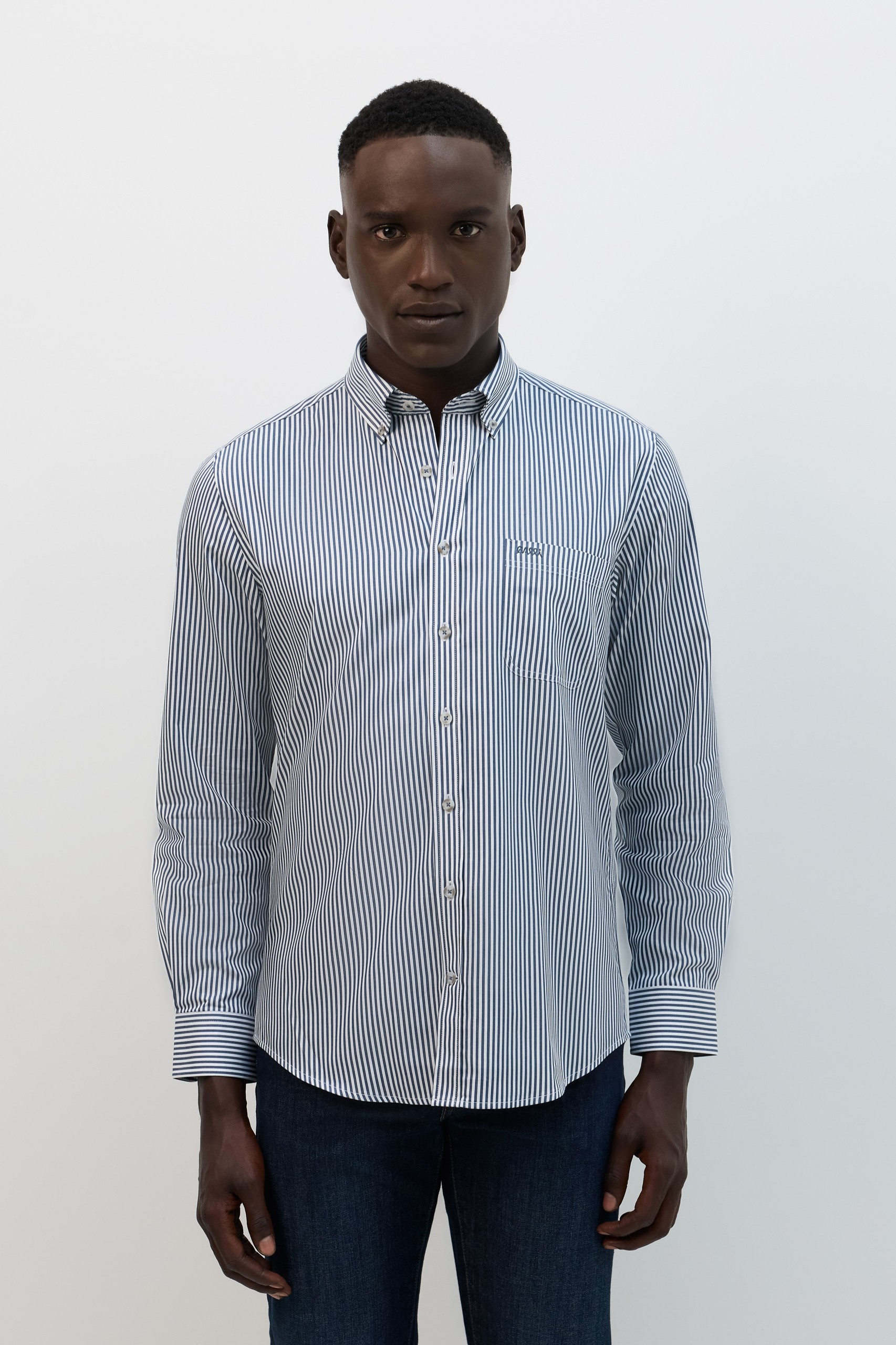 Camisa de corte regular a rayas en algodón azul.