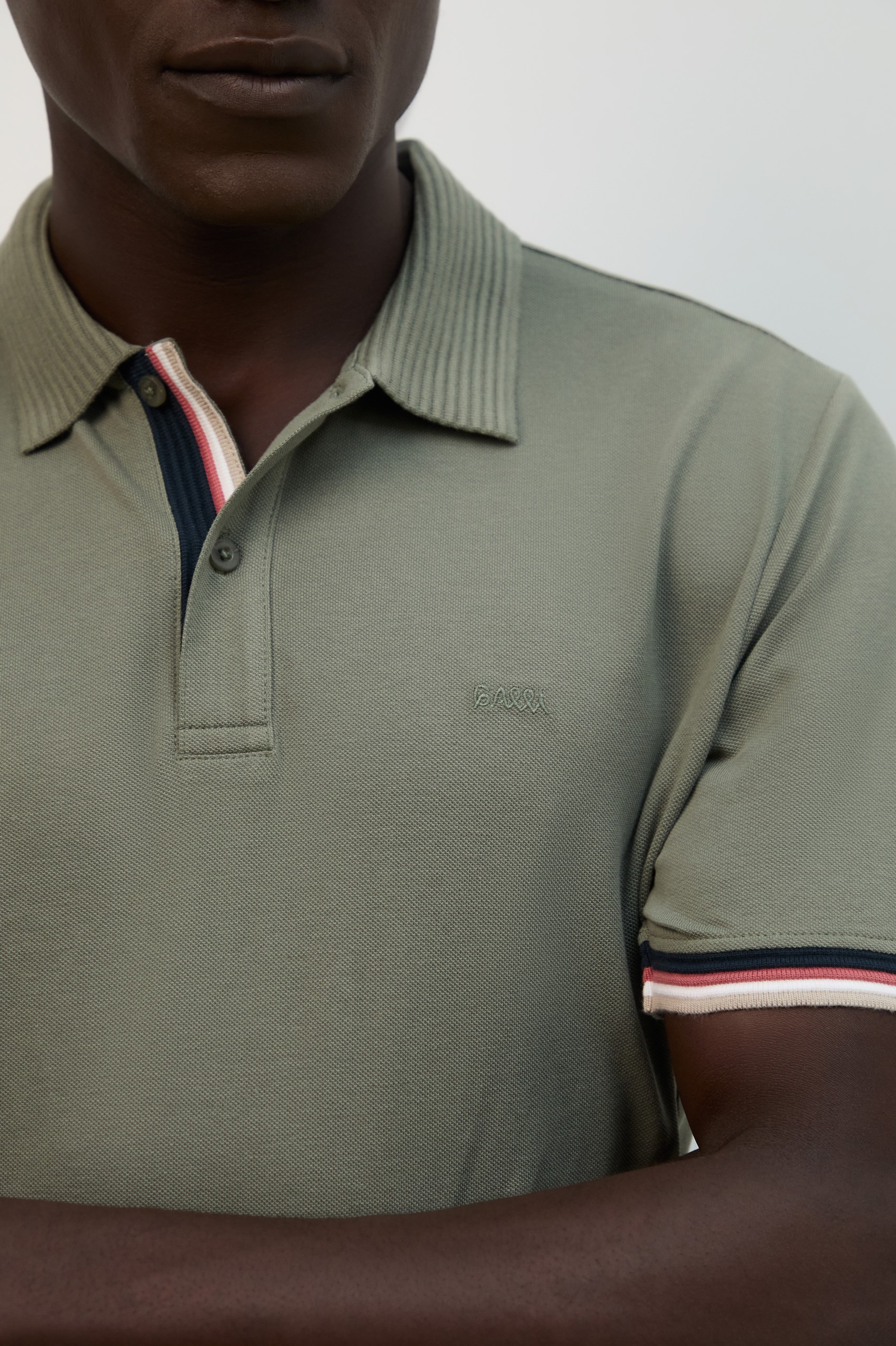 Polo de manga corta color caqui