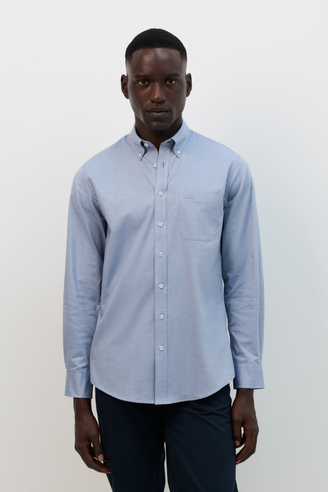Camisa azul de manga comprida